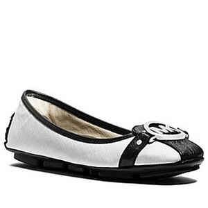 Micheal Kors Fulton Black On White Flats Size 5.5 🌴